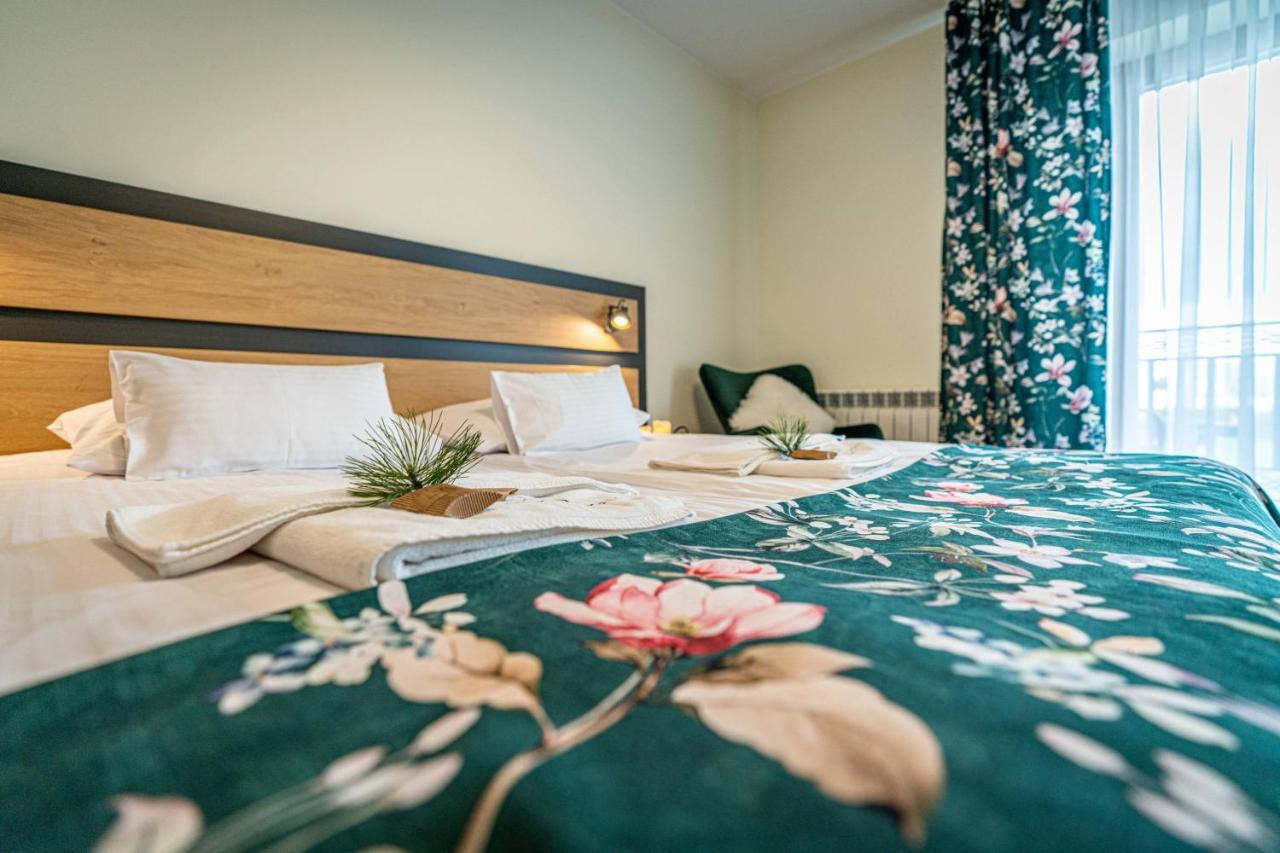 Markowy Dworek Bed & Breakfast *